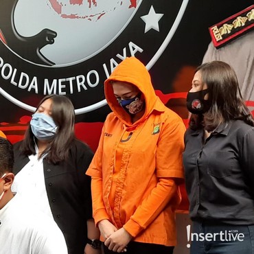 Resmi Jadi Tersangka, Catherine Wilson Tertunduk Pakai Baju Oranye