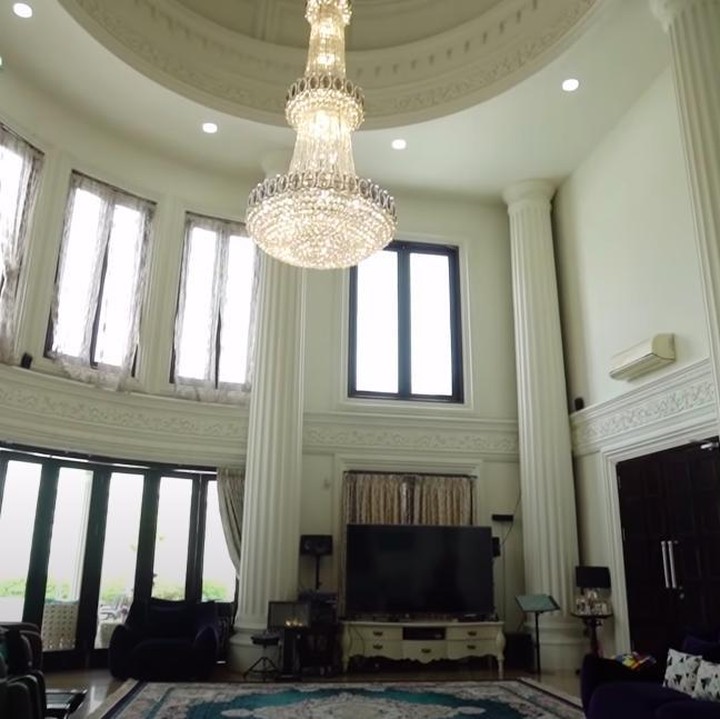 Saking besarnya (luas 1.500 meter persegi), rumah itu dijuluki Istana Cinere. (Foto: YouTube)