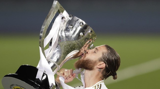 Pelatih Manchester City Pep Guardiola ingin membajak bek Sergio Ramos dari Real Madrid pada bursa transfer musim depan.