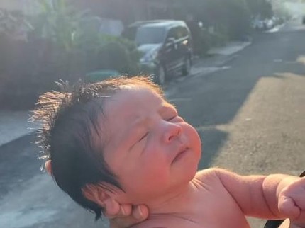 Cara Vanessa Angel Jemur & Gendong Bayi Dikritik, Kata Netizen: Ngeri Banget