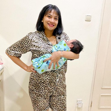 Anak Vanessa Angel Siap Salat Jumat, Netizen: Cakep Banget