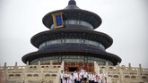Wisata Temple of Heaven di Beijing Students pose for a group photo at the Temple of Heaven in Beijing, Saturday, July 18, 2020. Authorities in a city in far western China have reduced subways, buses and taxis and closed off some residential communities amid a new coronavirus outbreak, according to Chinese media reports. They also placed restrictions on people leaving the city, including a suspension of subway service to the airport. (AP Photo/Mark Schiefelbein)