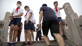 Wisata Temple of Heaven di Beijing Students wearing face masks to protect against the coronavirus gather at the Temple of Heaven in Beijing, Saturday, July 18, 2020. Authorities in a city in far western China have reduced subways, buses and taxis and closed off some residential communities amid a new coronavirus outbreak, according to Chinese media reports. They also placed restrictions on people leaving the city, including a suspension of subway service to the airport. (AP Photo/Mark Schiefelbein)