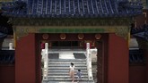Wisata Temple of Heaven di Beijing A woman and child wearing face masks to protect against the coronavirus walk through the Temple of Heaven in Beijing, Saturday, July 18, 2020. Authorities in a city in far western China have reduced subways, buses and taxis and closed off some residential communities amid a new coronavirus outbreak, according to Chinese media reports. They also placed restrictions on people leaving the city, including a suspension of subway service to the airport. (AP Photo/Mark Schiefelbein)