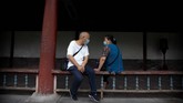 Wisata Temple of Heaven di Beijing People wearing face masks to protect against the coronavirus sit on a railing at the Temple of Heaven in Beijing, Saturday, July 18, 2020. Authorities in a city in far western China have reduced subways, buses and taxis and closed off some residential communities amid a new coronavirus outbreak, according to Chinese media reports. They also placed restrictions on people leaving the city, including a suspension of subway service to the airport. (AP Photo/Mark Schiefelbein)