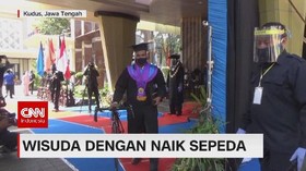 VIDEO: Wisuda dengan Naik Sepeda