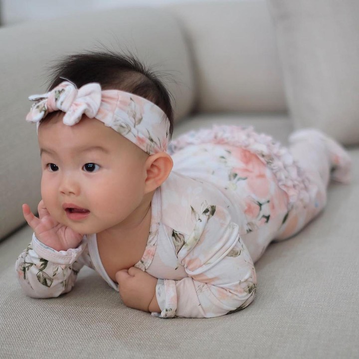 6. Dengan bergaya seperti ini, Abbie sudah terlihat photogenic ya, Bunda? He-he-he... (Foto: Instagram @edrictjandra)