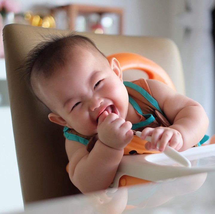 5. Di usianya yang kini memasuki 8 bulan, Abbie happy banget nih saat pertama kali menyantap MPASI. (Foto: Instagram @edrictjandra)