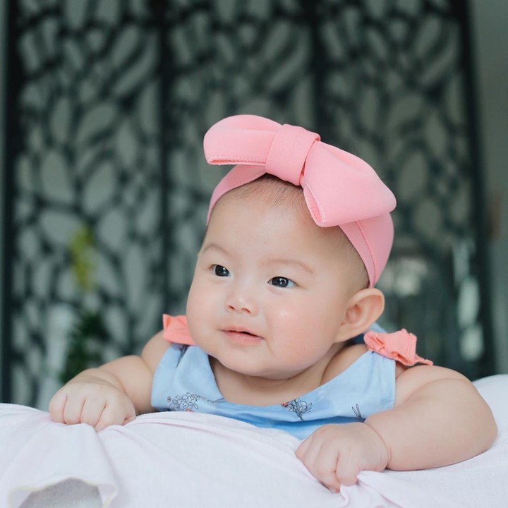 7. Dipakaikan bando pink sama Mommy jadi kelihatan tambah gemas ya, Bunda? Banyak lho penggemar Abbie yang menganggapnya sebagai keponakan online. Sehat selalu ya, baby Abbie... (Foto: Instagram @edrictjandra)