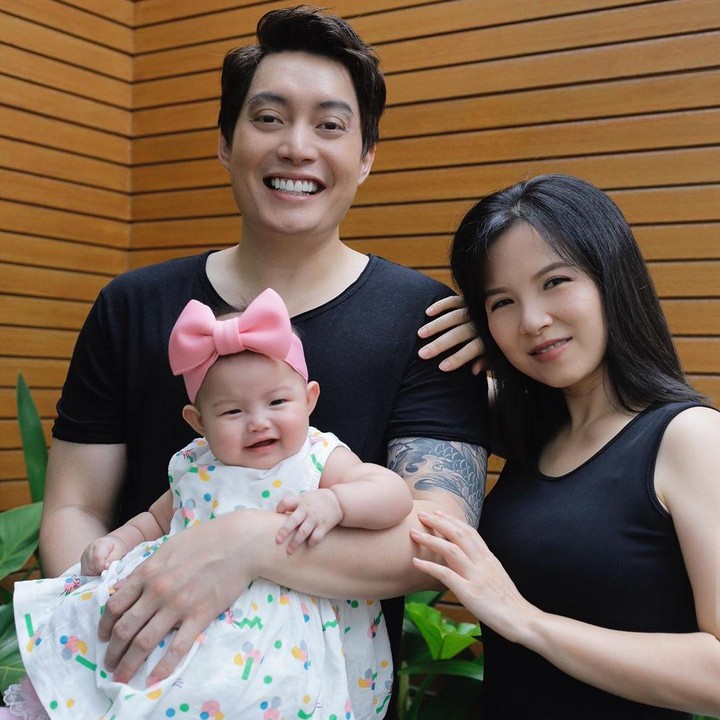 1. Edric Tjandra menikahi Venny Chandra, pada 18 Januari 2019 lalu, Bunda. Kini keduanya tengah sibuk dan menikmati masa-masa jadi orang tua baru. (Foto: Instagram @edrictjandra)