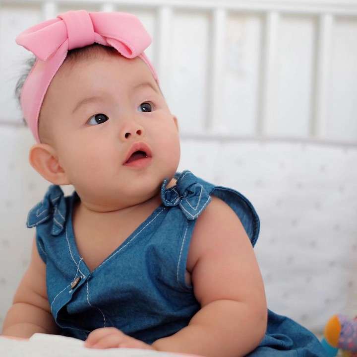 4. Untuk lebih akrabnya, Abigail diberi nama panggilan Abbie ya, Bunda. Bayi lucu ini lahir melalui operasi caesar dengan berat 2,7 kilogram (kg) dan panjang 48 sentimeter (cm). (Foto: Instagram @edrictjandra)