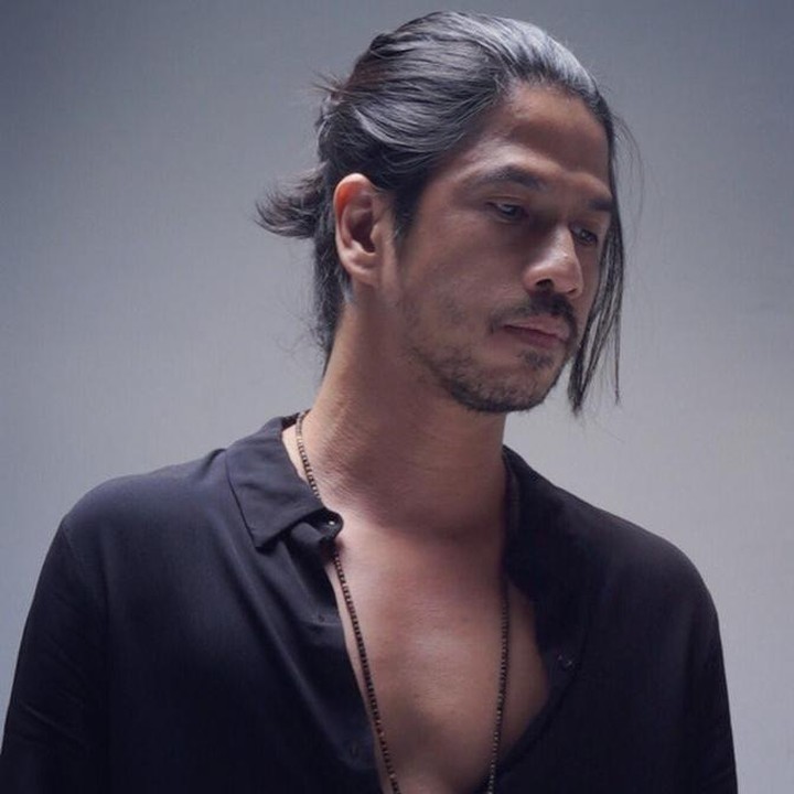 <p>Kalau aktor dan penyanyi satu ini memang paling tampan di keluarga. Ya, Ariyo Wahab dan sang istri, Mila, dikaruniai tiga putri cantik yang sudah remaja dan beranjak dewasa. Meski usia tak lagi muda, Ariyo tetap <em>cool</em> saat bergaya di panggung. (Foto: Instagram @ariyowahab)</p>