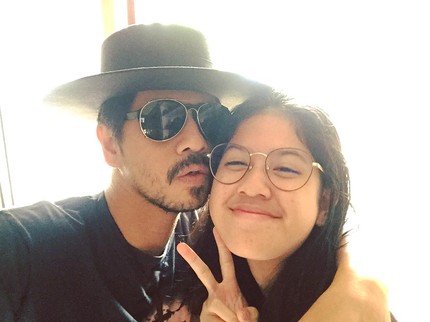 Cool! 7 Potret Ariyo Wahab, Ayah Tiga Anak yang Romantis ke Istri