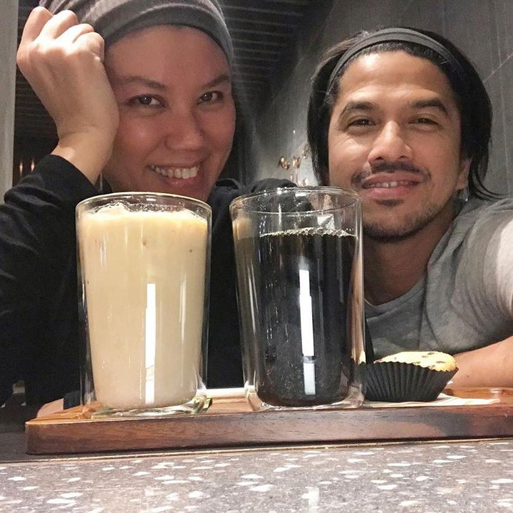 <p>Nah, selain sosoknya yang <em>cool</em>, Ariyo Wahab juga romantis lho ke sang istri. "<em>I like my coffee how I like myself. Strong, bold and too hot for you. Gimans, Bun?</em>" ini salah satu rayuan maut Ariyo untuk Mila. (Foto: Instagram @ariyowahab)</p>
