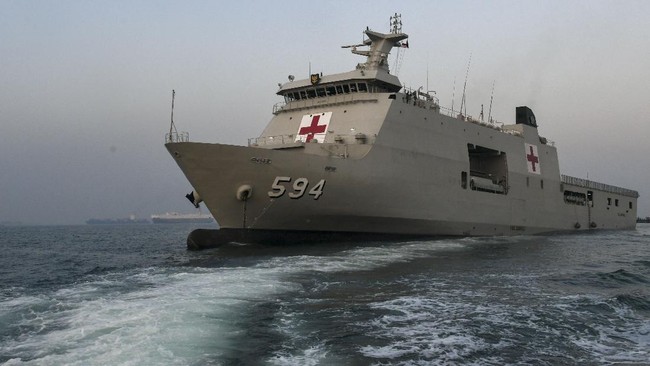 Jelang latihan puncak TNI AL, KRI Semarang -594 disiapkan untuk mengevakuasi prajurit yang terpapar Covid-19 di tengah lautan.
