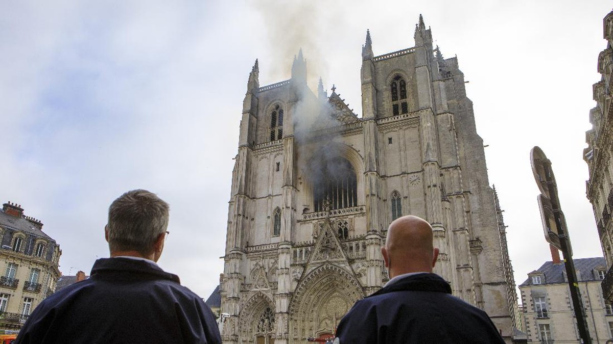 FOTO: Kebakaran Katedral Bersejarah di Nantes Prancis