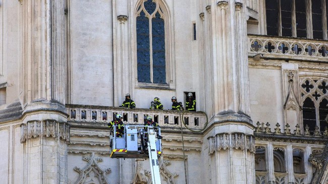 FOTO: Kebakaran Katedral Bersejarah di Nantes Prancis