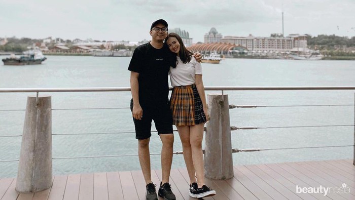 Menggunakan outfit casual, keduanya menikmati pemandangan di Vivocity Singapura. Tak lupa berpose sejenak untuk mengabadikan momen. (Foto: https://www.instagram.com/pammybowie/)