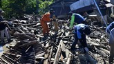 Pencarian Korban Banjir Bandang Luwu Utara Tim SAR gabungan melakukan pencarian korban banjir bandang di Desa Radda, Kabupaten Luwu Utara, Sulawesi Selatan, Sabtu (18/7/2020). Hingga hari kelima, tim SAR telah menemukan 36 korban meninggal dunia dan 18 orang lainnya masih terus dilakukan pencarian. ANTARA FOTO/Abriawan Abhe/wsj.