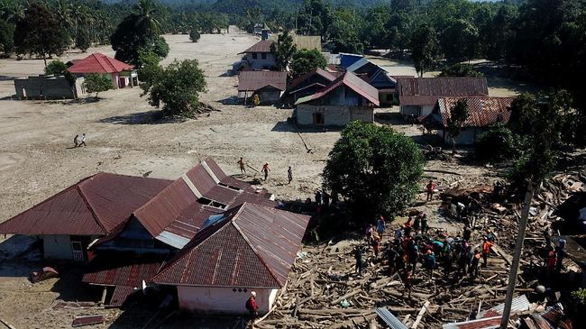 Pencarian Korban Banjir Bandang Luwu Utara Foto udara proses pencarian korban banjir bandang di Desa Radda, Kabupaten Luwu Utara, Sulawesi Selatan, Sabtu (18/7/2020). Hingga hari kelima, tim SAR telah menemukan 36 korban meninggal dunia dan 18 orang lainnya masih terus dilakukan pencarian. ANTARA FOTO/Abriawan Abhe/wsj.