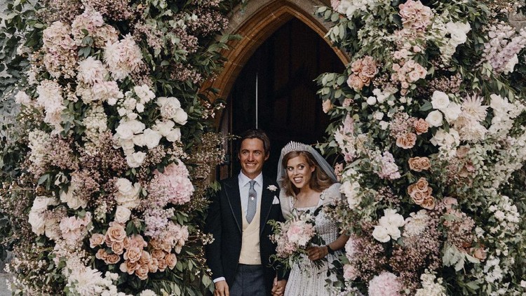Putri Beatrice dan Edoardo Mapelli Mozzi menikah di Royal Chapel of All Saints di Royal Lodge, Windsor, Inggris.