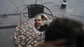 Sirkus Drive in di Brazil Anderson de Souza, the clown Batatinha, grimaces to the mirror as he puts on his clown face before performing at the Estoril Circus amid the new coronavirus pandemic in Itaguai, greater Rio de Janeiro, Brazil, Saturday, July 18, 2020.
