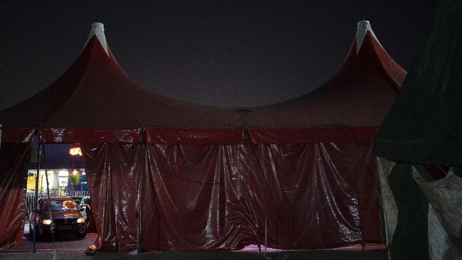 FOTO: Akrobat Sirkus Drive-In di Brasil