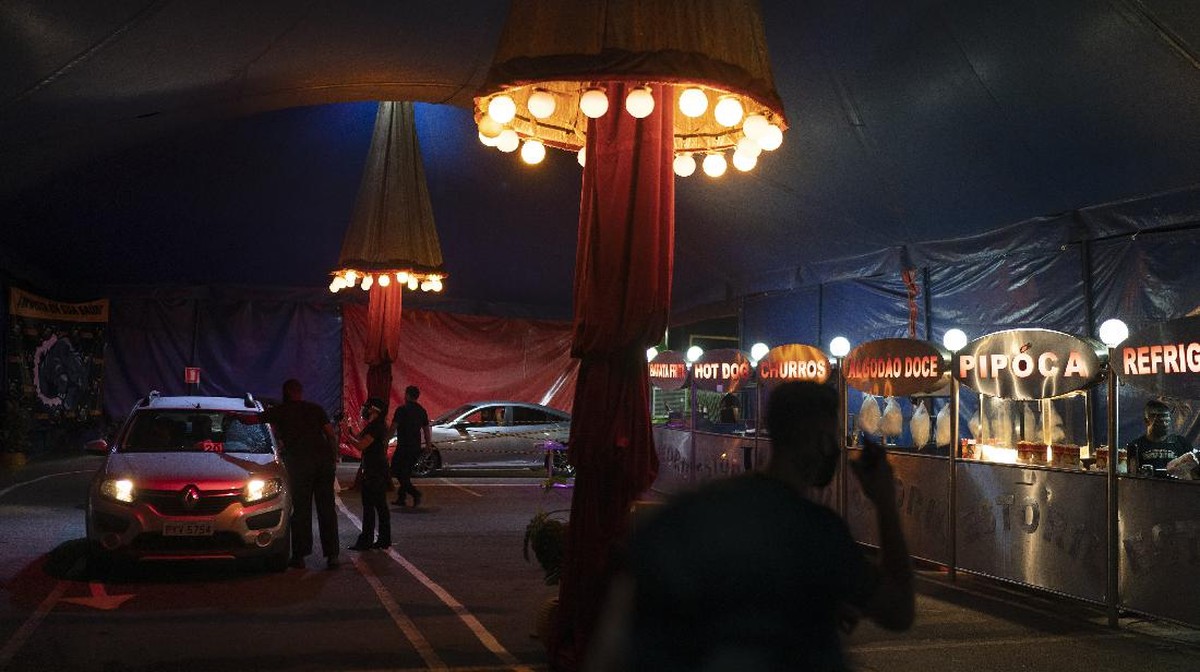 FOTO: Akrobat Sirkus Drive-In di Brasil