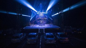 FOTO: Akrobat Sirkus Drive-In di Brasil
