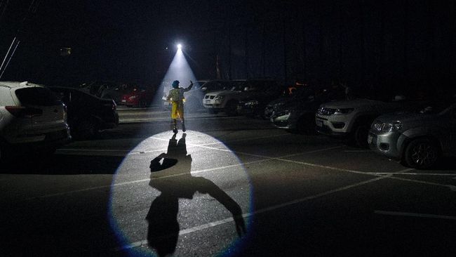 Estoril Circus berusaha bangkit di tengah pandemi virus corona dengan menggelar sirkus drive-in.