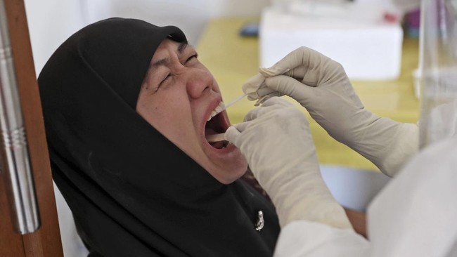 Kasus positif covid-19 di Indonesia bertambah 2.743 kasus pada Senin (31/8). Dengan demikian, total ada 174.796 orang positif terinfeksi virus corona.
