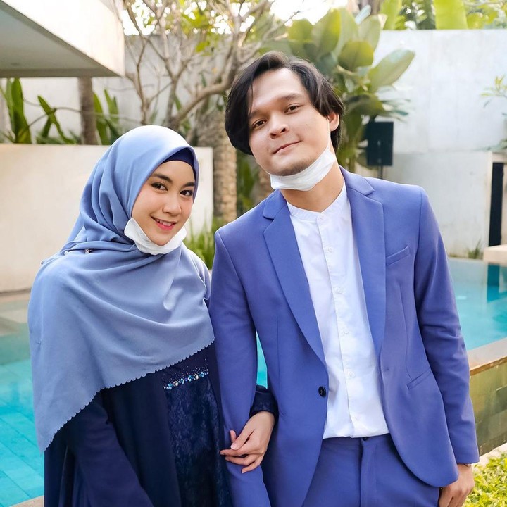 <p><strong>Anisa Rahma dan Anandito Dwis</strong>   Anisa Rahma bertemu dengan Anandito di sebuah acara seminar pra nikah. Dua bulan setelah pertemuan pertama mereka, Dito langsung mengutarakan keinginannya taaruf dengan Anisa lewat seorang perantara, Bunda. (Foto: Instagram @anisarahma_12)</p>