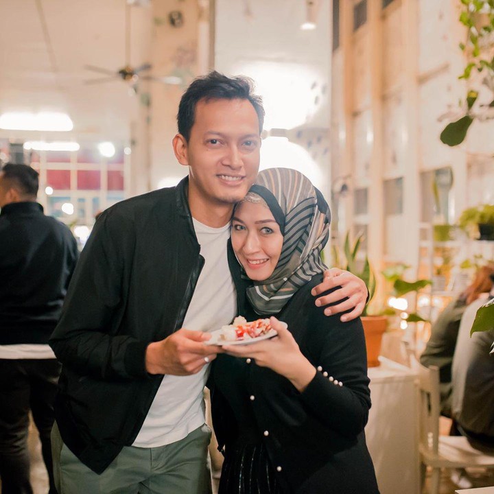 <p><strong>Fedi Nuril dan Calysta Vanny Widyasasti</strong>   Tanpa mengumbar kedekatan dengan wanita, terdengar kabar bahwa Fedi Nuril menikah dengan perempuan bernama Calysta Vanny Widyasasti. Keduanya menikah pada tahun 2016 tanpa melalui proses pacaran. (Foto: Instagram @fedinuril)</p>