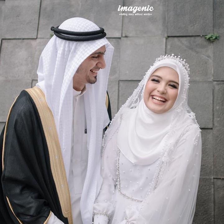 <p><strong>Vebby Palwinta dan Razi Bawazier</strong>   Vebby Palwinta menikah dengan pria berdarah Arab, Razi Bawazier. Keduanya menikah di tengah pandemi setelah melalui proses taaruf, Bunda. (Foto: Instagram @vebbypalwinta)</p>