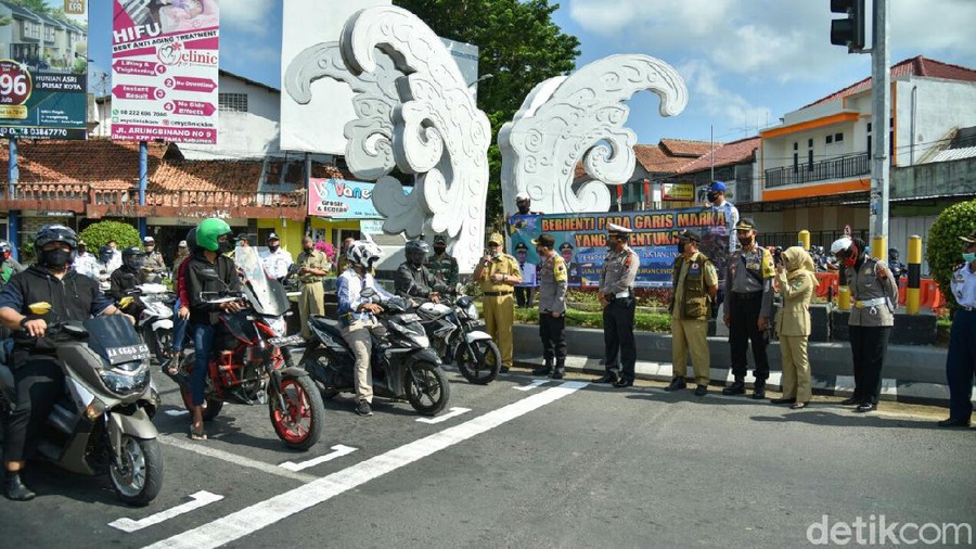 Garis marka jaga jarak di Kebumen untuk cegah COVID-19, Senin (20/7/2020).