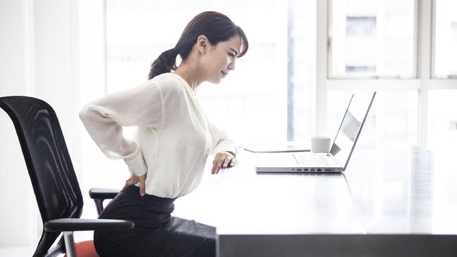Low back pain adalah  sakit nyeri punggung dan pinggang yang kerap terjadi pada karyawan yang banyak duduk dan menyerang anak muda.