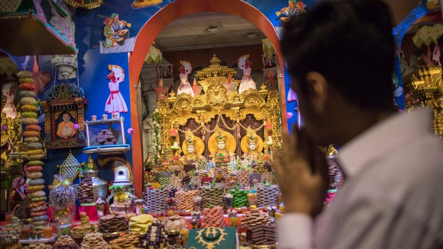 LONDON, ENGLAND - OCTOBER 20:  Hindu worshippers take part in a Diwali service led by Guru Mahant Swami Maharaj at Neasden Temple on October 20, 2017 in London, England. BAPS Shri Swaminarayan Mandir (also commonly known as the Neasden Temple), is the largest Hindu temple outside India and hosts annual Diwali celebrations for the approximately 835,000 Hindus living in Britain.  (Photo by Carl Court/Getty Images)