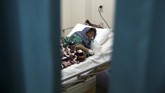 FOTO: Keluarga Rawat Pasien Corona di Bangsal RS Afghanistan Keluarga pasien Covid-19 memenuhi bangsal-bangsal rumah sakit di Kabul, Afghanistan untuk turun tangan merawat anggota keluarga yang terinfeksi virus corona.