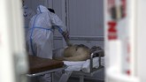 FOTO: Keluarga Rawat Pasien Corona di Bangsal RS Afghanistan Keluarga pasien Covid-19 memenuhi bangsal-bangsal rumah sakit di Kabul, Afghanistan untuk turun tangan merawat anggota keluarga yang terinfeksi virus corona.