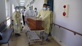 FOTO: Keluarga Rawat Pasien Corona di Bangsal RS Afghanistan Keluarga pasien Covid-19 memenuhi bangsal-bangsal rumah sakit di Kabul, Afghanistan untuk turun tangan merawat anggota keluarga yang terinfeksi virus corona.