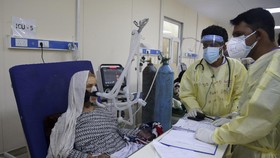 FOTO: Keluarga Rawat Pasien Corona di Bangsal RS Afghanistan