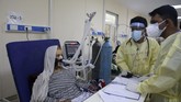 FOTO: Keluarga Rawat Pasien Corona di Bangsal RS Afghanistan Keluarga pasien Covid-19 memenuhi bangsal-bangsal rumah sakit di Kabul, Afghanistan untuk turun tangan merawat anggota keluarga yang terinfeksi virus corona.