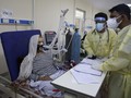 FOTO: Keluarga Rawat Pasien Corona di Bangsal RS Afghanistan