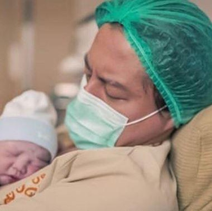 <p>Cut Meyriska melahirkan anak pertamanya pada Jumat 17 Juli 2020 pukul 08.20 WIB. (Foto: Instagram @rogerojey)</p>