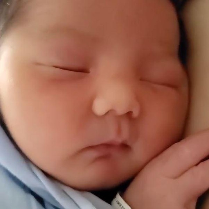 <p>Walaupun masih bayi, wajah mungil baby Shaquille mencuri perhatian ya, Bunda. (Foto: Instagram @rogerojey)</p>
