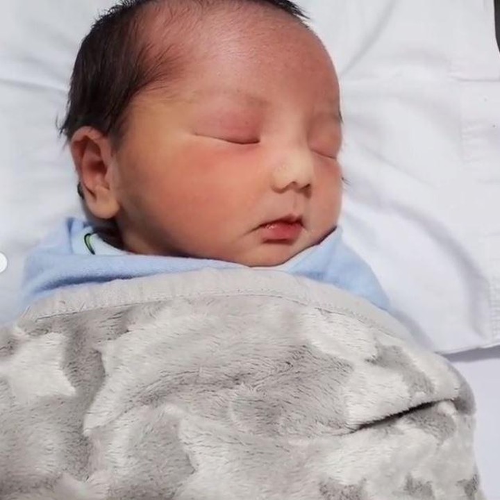 <p>Nampaknya baby Shaquille mewariskan ketampanan dari ayah Roger nih he-he-he. (Foto: Instagram @rogerojey)</p>