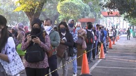 VIDEO: Antrean Penumpang KRL Hingga Keluar Stasiun