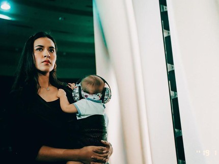 7 Potret Raisa Momong Zalina, Wajah Putrinya Belum Pernah Terekspos Bun