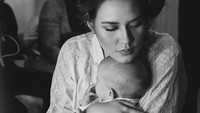 <p>Penyanyi Raisa Andriana kembali membagikan momen terbaru bersama putri kecilnya, Zalina Raine Wyllie. (Foto: Instagram @raisa6690)<br /><br /><br /></p>