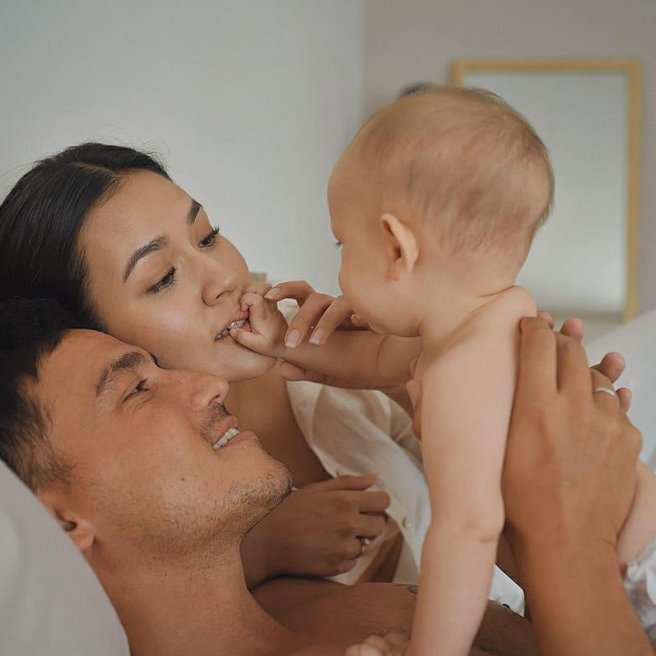 <p>Sejak lahir, wajah Zalina Raine Wyllie, putri semata wayang Raisa dan Hamish Daud, memang tidak pernah diekspos ke publik. (Foto: Instagram, @hamishdw)</p>